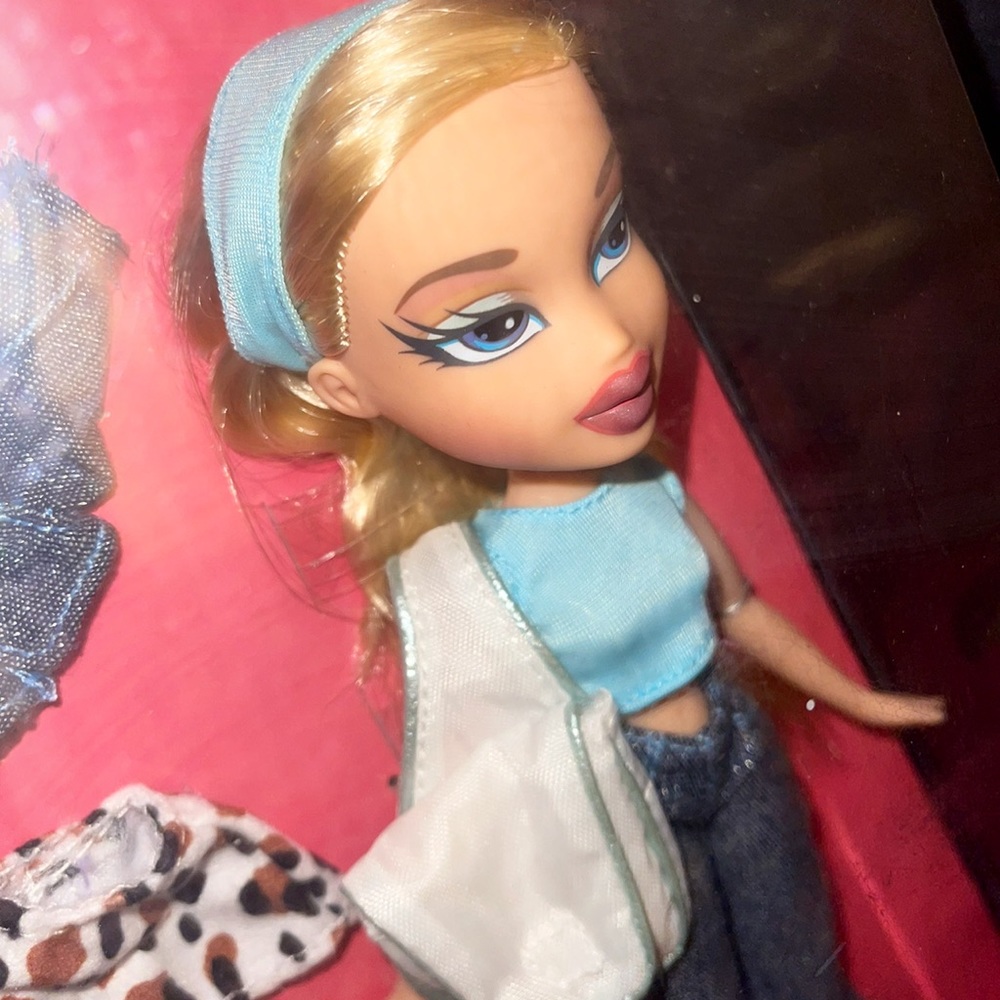 UNDETAILED 2001 BRATZ CLOE- INTERNATIONAL RELEASE - Picture 2 of 5